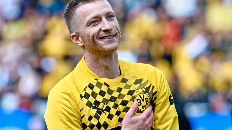 Farewell, but for how long? Marco Reus is celebrated by the BVB fans after a game.