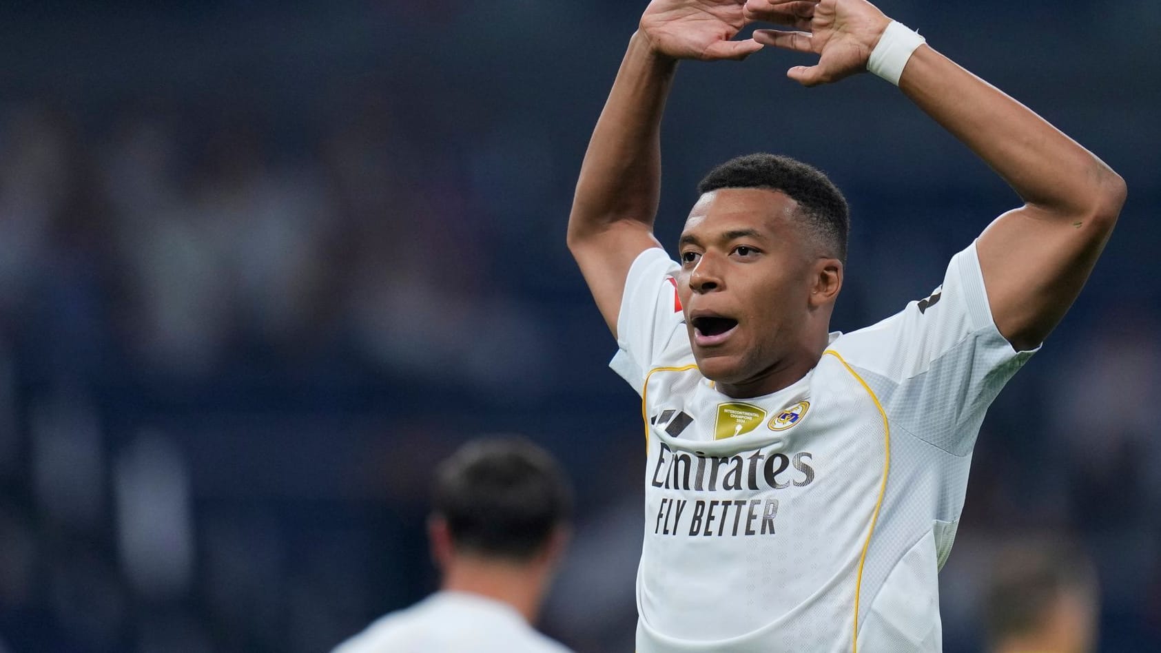 Kylian Mbappé cheers: he hit the point.