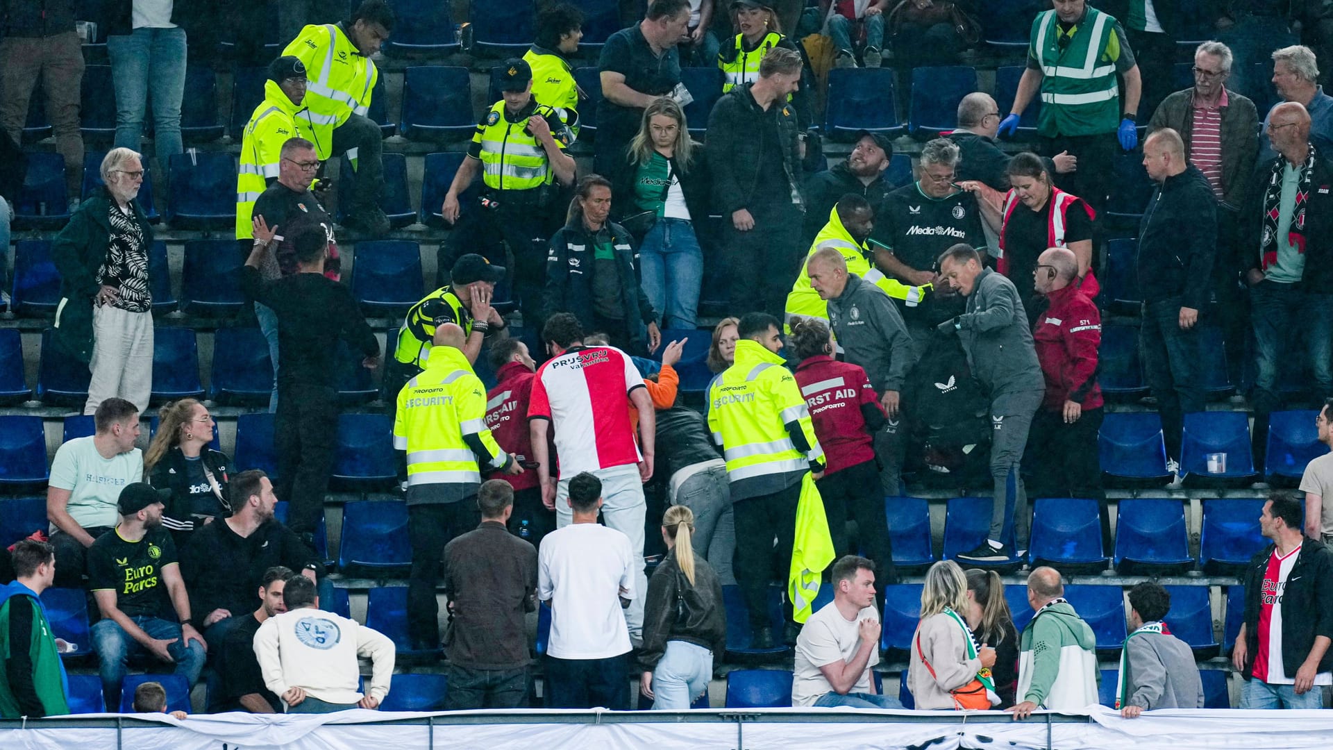 Emergency forces in the stands in the stadium de Kuip: The person concerned was taken to a hospital.