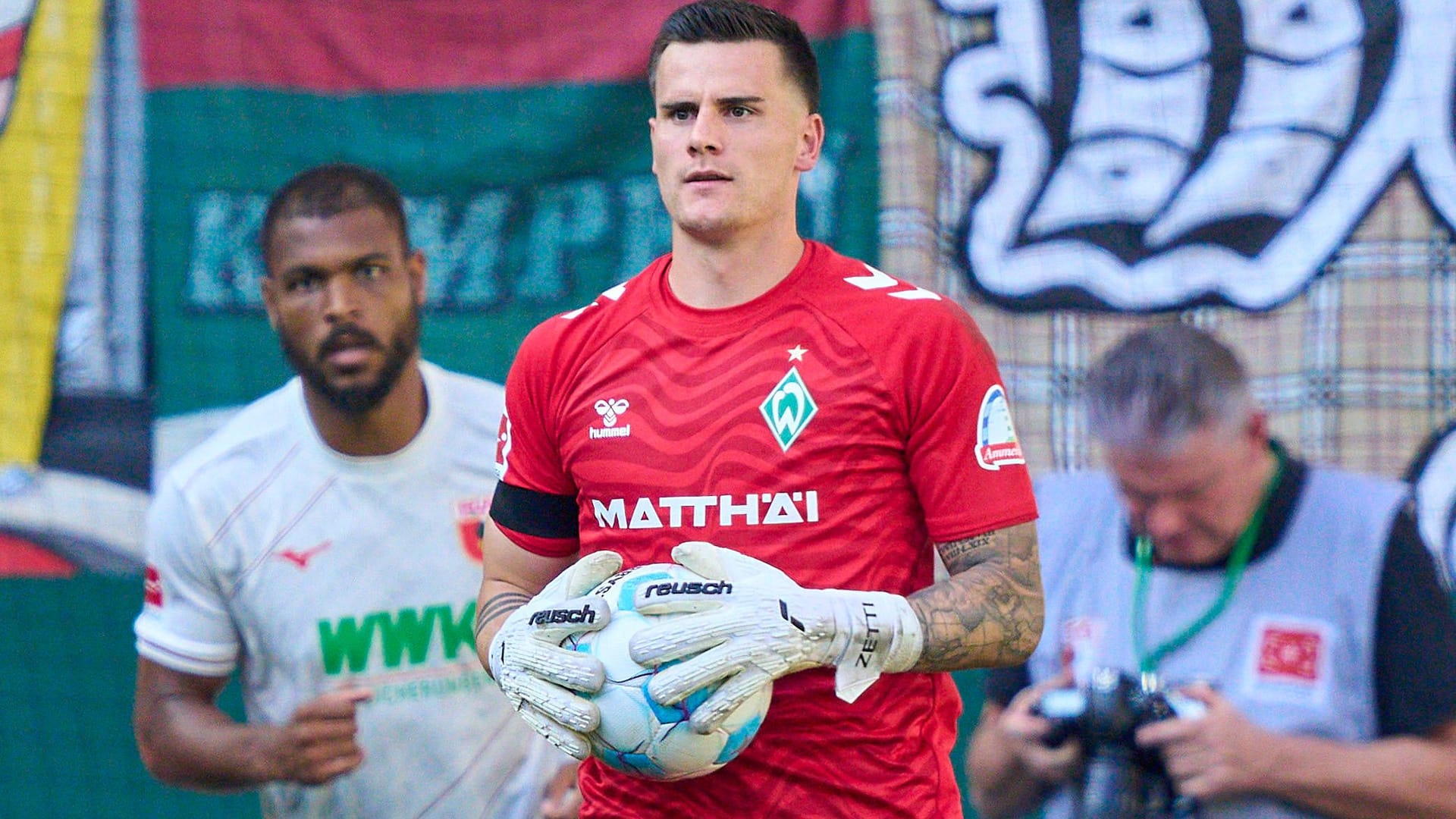Werder goalkeeper Michael Zetterer in action (archive picture): The 30-year-old apparently sparked the interest of Eintracht Frankfurt.