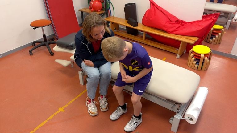 Mike does exercises to make his leg muscles stronger (photo: Ronald Sträter).