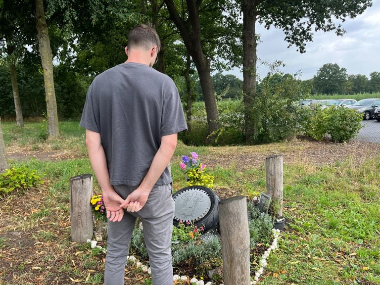 Ralf at the monument that Rick's friends have made. (Photo: Floortje Steigenga)