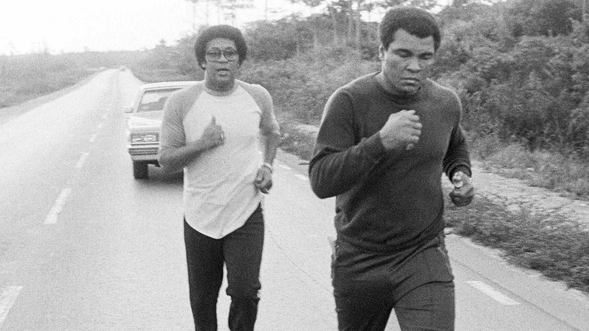 In December 1981, Box Champion Muhammad Ali prepared for the Bahamas for the fight against Trevor Berbick. Always by his side: brother Rahaman.
