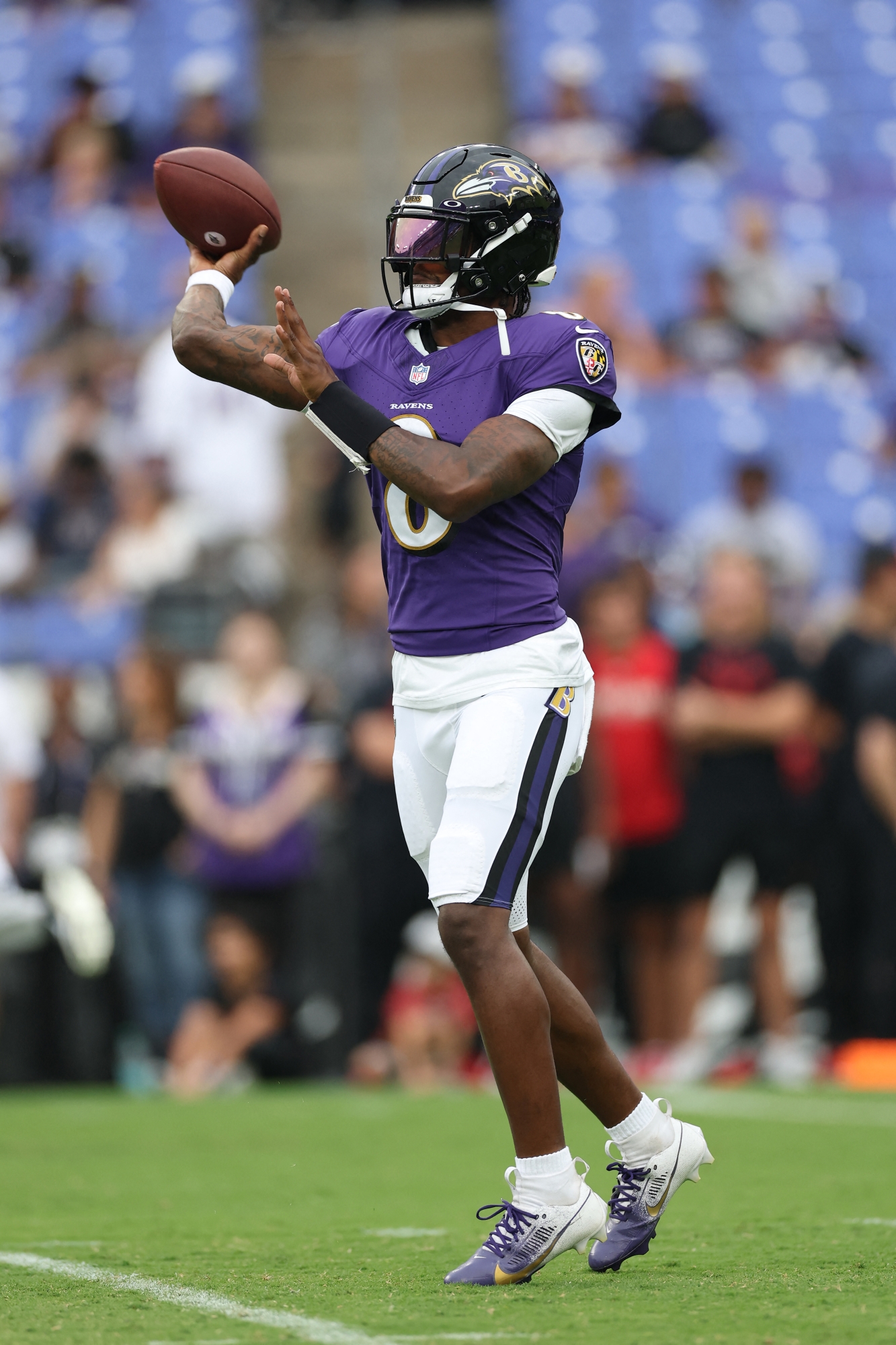 Baltimore, Maryland - August 07: Quarterback Lamar Jackson #8 of the Baltimore Ravens Throws The Ball in Warmar During the NFL Nuggage 2025 Game Bethaeen Indianapolis Colts and Baltimore Ravens at M&T Bank Stadium on August 7, 2025 in Baltimore, Maryland. Patrick Smith / Getty Images / AFP (Photo by Patrick Smith / Getty Images North America / Getty Images Via AFP)