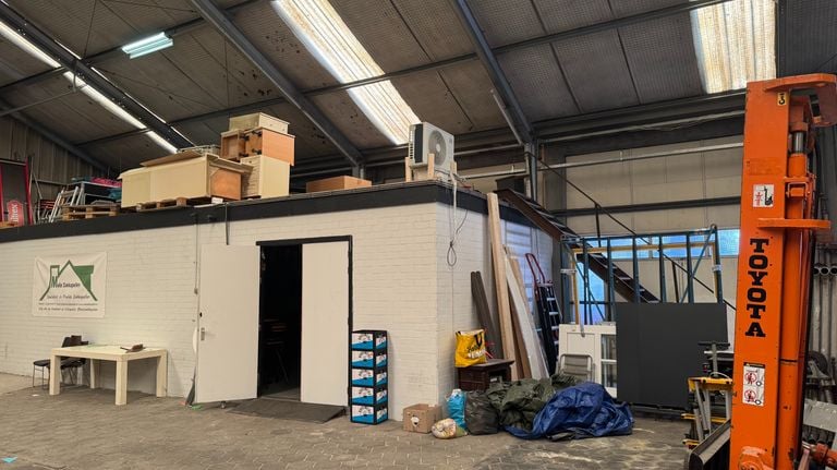 Two air conditioners were removed by the police on the roof of his office (photo: Omroep Brabant).