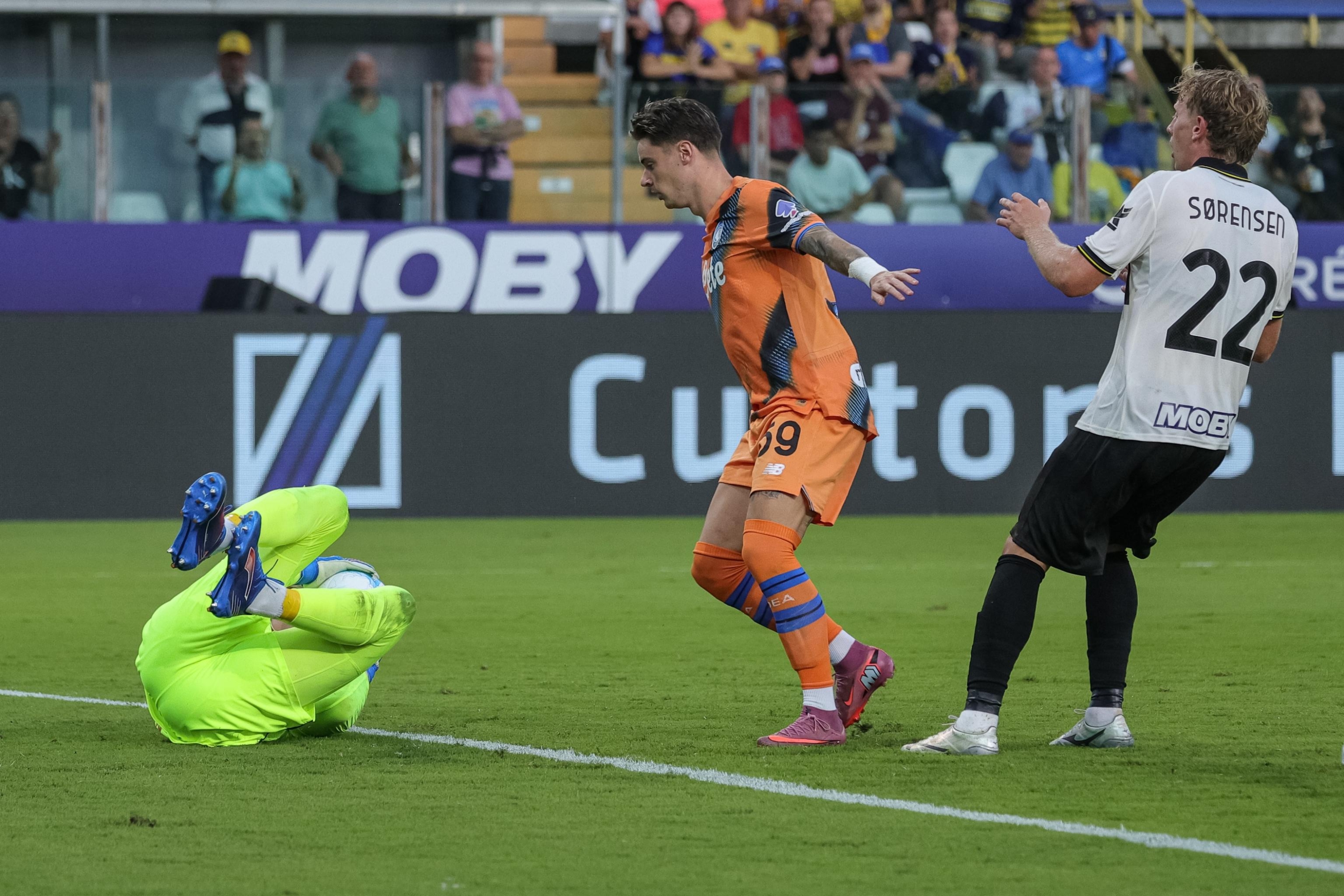 Atalanta's Marco Carnesecchi Saves The Ball During the Italian Soccer Serie A Match Bethaeen Parma Calcio Vs Atalanta BC on August 30, 2025 at the Stadium Ennio Tardini in Parma, Italy. ANSA/Lorenzo Cattani
