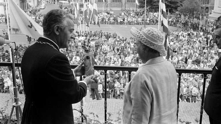 Peter Molthoff in 1968 as mayor in Hulst in Zeeland together with Queen Juliana (photo: ANP). 