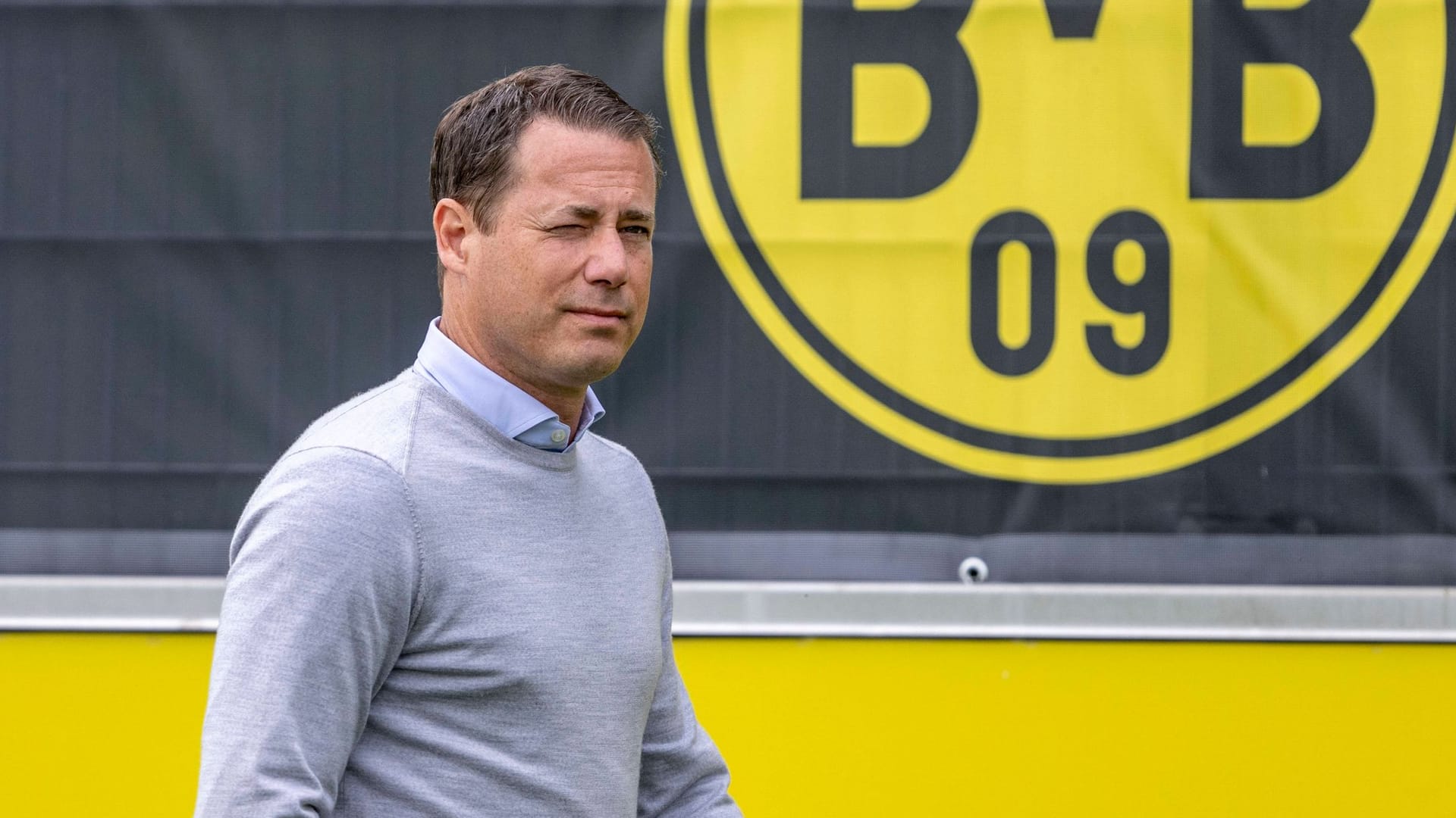 Lars Ricken on the BVB training area: The club manager can look forward to new income for his club.