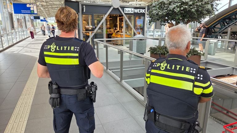 Agents at the station in Den Bosch (photo: Noël van Hooft).