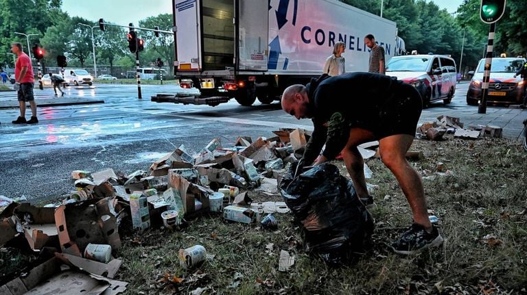 Groceries fell out of the truck cargo truck (photo: Heitink news agency). 