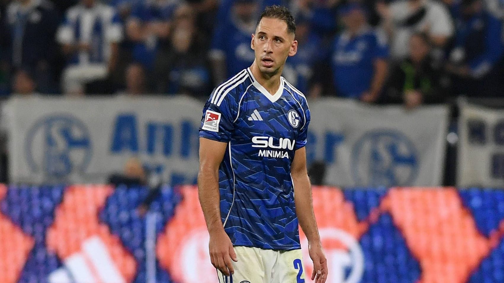 With the head lowered: Schalkes Nikola Katić after the yellow-red card in the game against Hertha BSC.