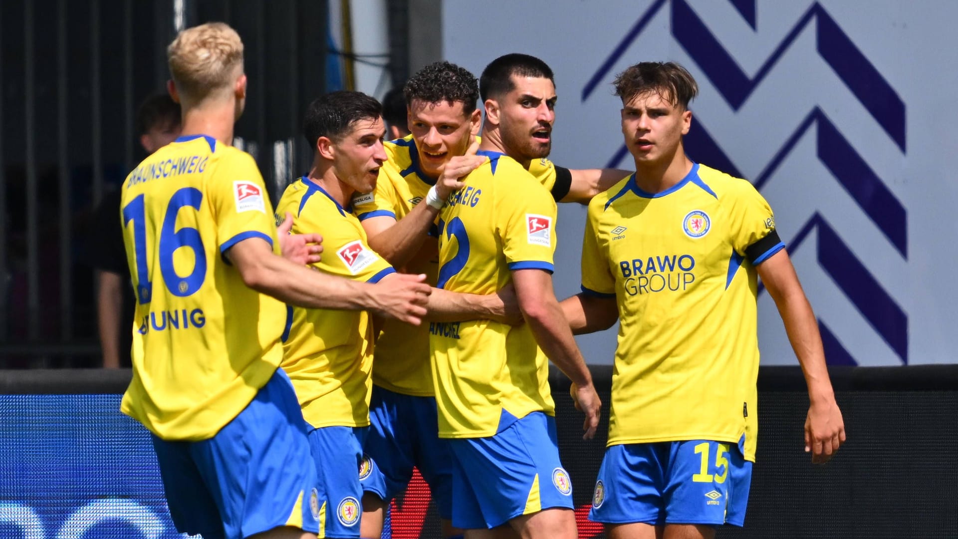 Great joy in the BTSV professionals: Eintracht Braunschweig prevailed 3-2 against Greuther Fürth after a furious final phase. Great joy in the BTSV professionals: Eintracht Braunschweig prevailed 3-2 against Greuther Fürth after a furious final phase.