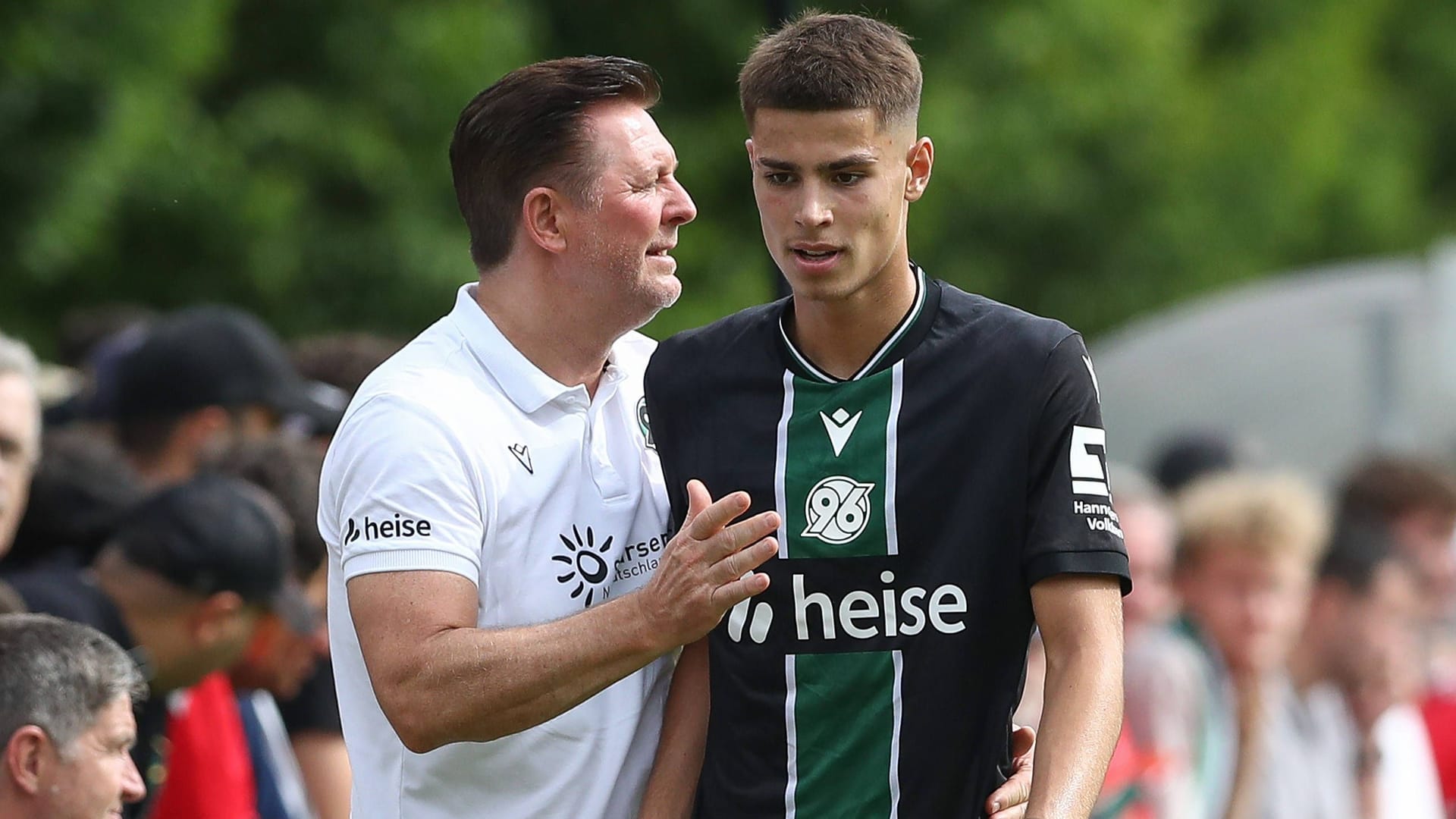 Christian Titz (left) speaks to Taycan Kurt (archive picture): The young striker has been training at the 96 professionals since the summer-now he has seriously injured himself.