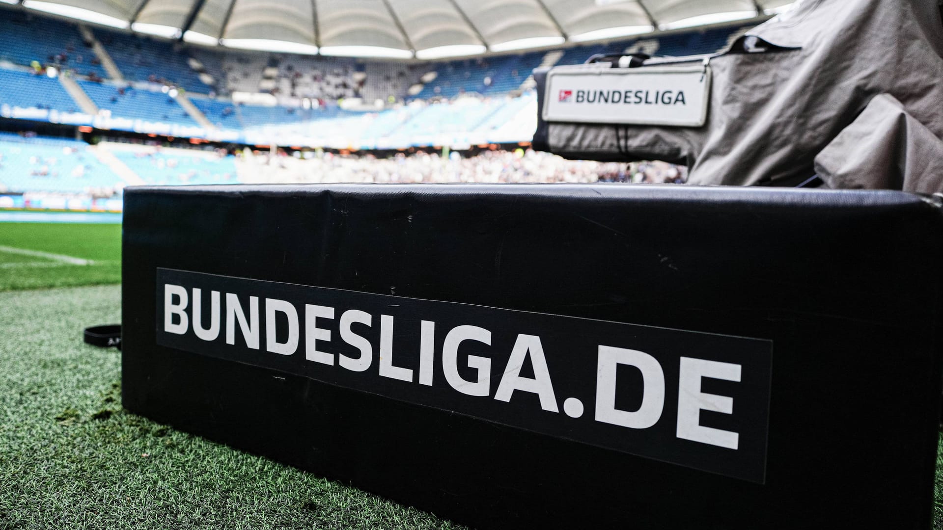 A camera of the DFL in the Volksparkstadion (symbol image): If you want to see all HSV games live on TV, you need several subscriptions.
