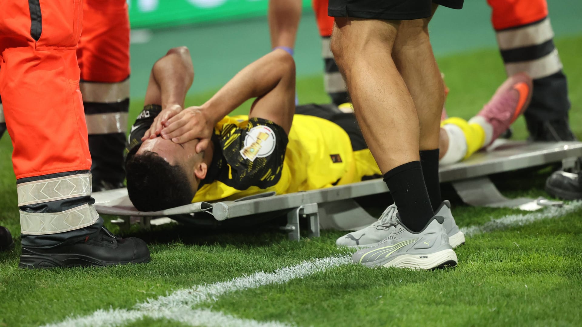 Yan Couto on a stretcher: The BVB professional was fouled hard in the DFB Cup.