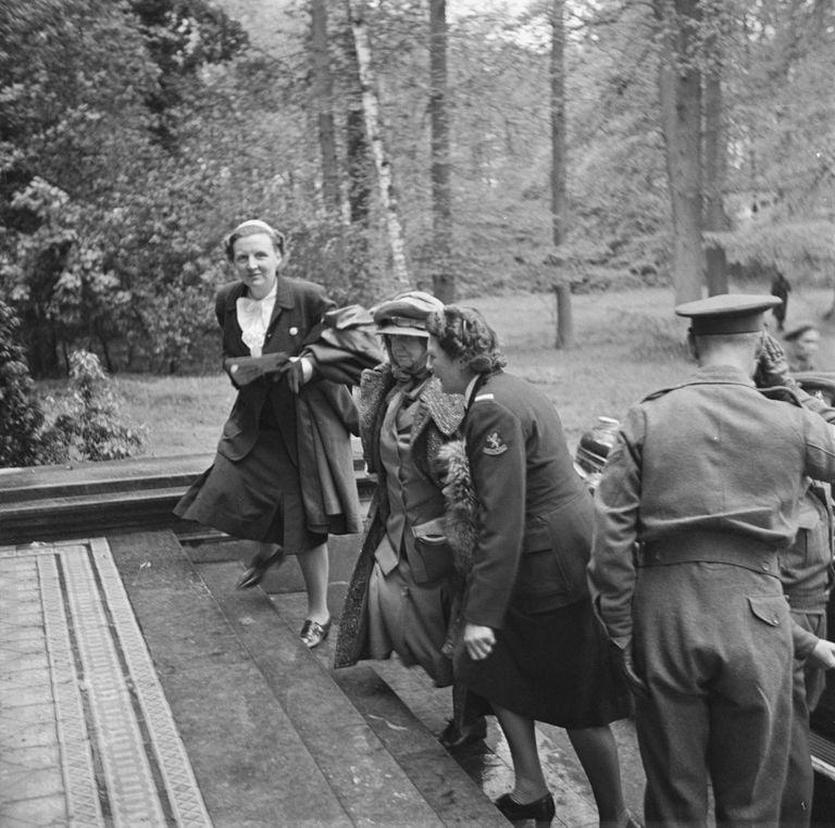 Queen Wilhelmina arrives together with Princess Juliana (left) at the Anneville estate in Ulvenhout (photo: Willem van de Poll/ Anefo/ National Archives).