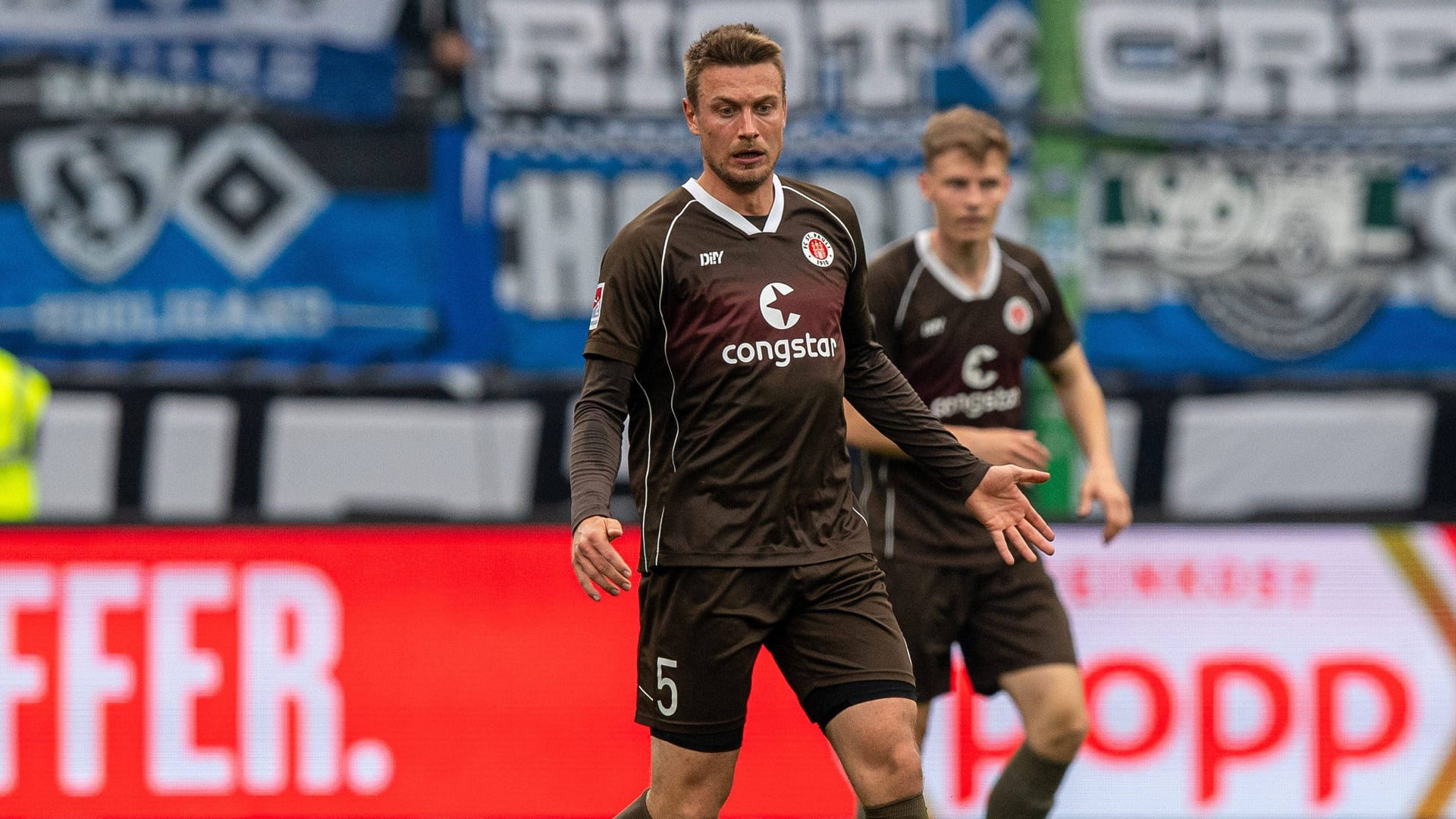 Hauke Wahl on the ball (archive picture): The defense chief of FC St. Pauli is already looking forward to the Bundesliga derbies against the promoted HSV.