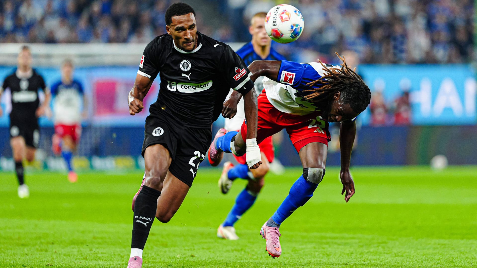 Disputed scene: Paulis Andreas Hountondji (left) and HSV defender Jordan Torunarigha in the duel.
