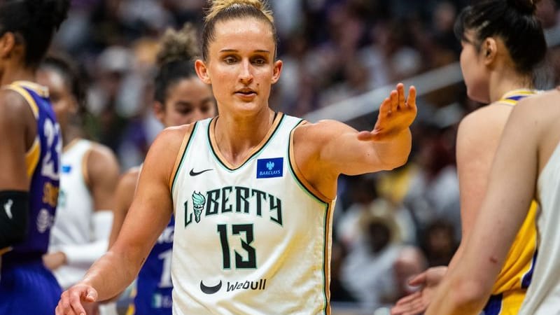 Basketballer Leonie Fiebich in action. Basketballer Leonie Fiebich in action.