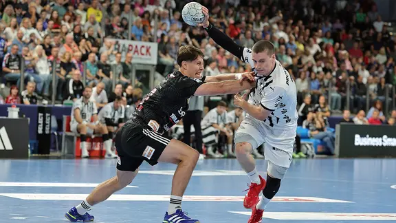 Kiels Elias Ellefsen a Skipagotu against two Erlangen