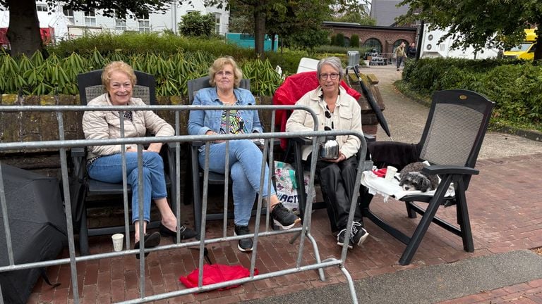 Ans, Petra and Bep are ready along the route hours in advance (photo: Imke van de Laar) 