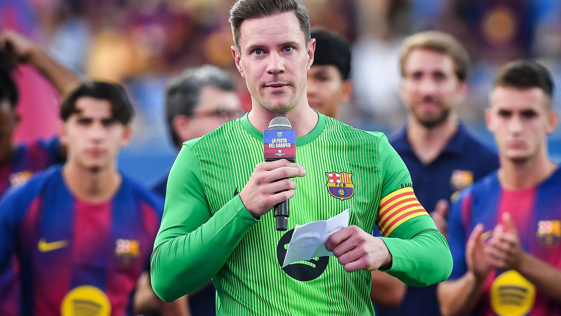 Better the note in your hand: Ter Stegen gives a speech.