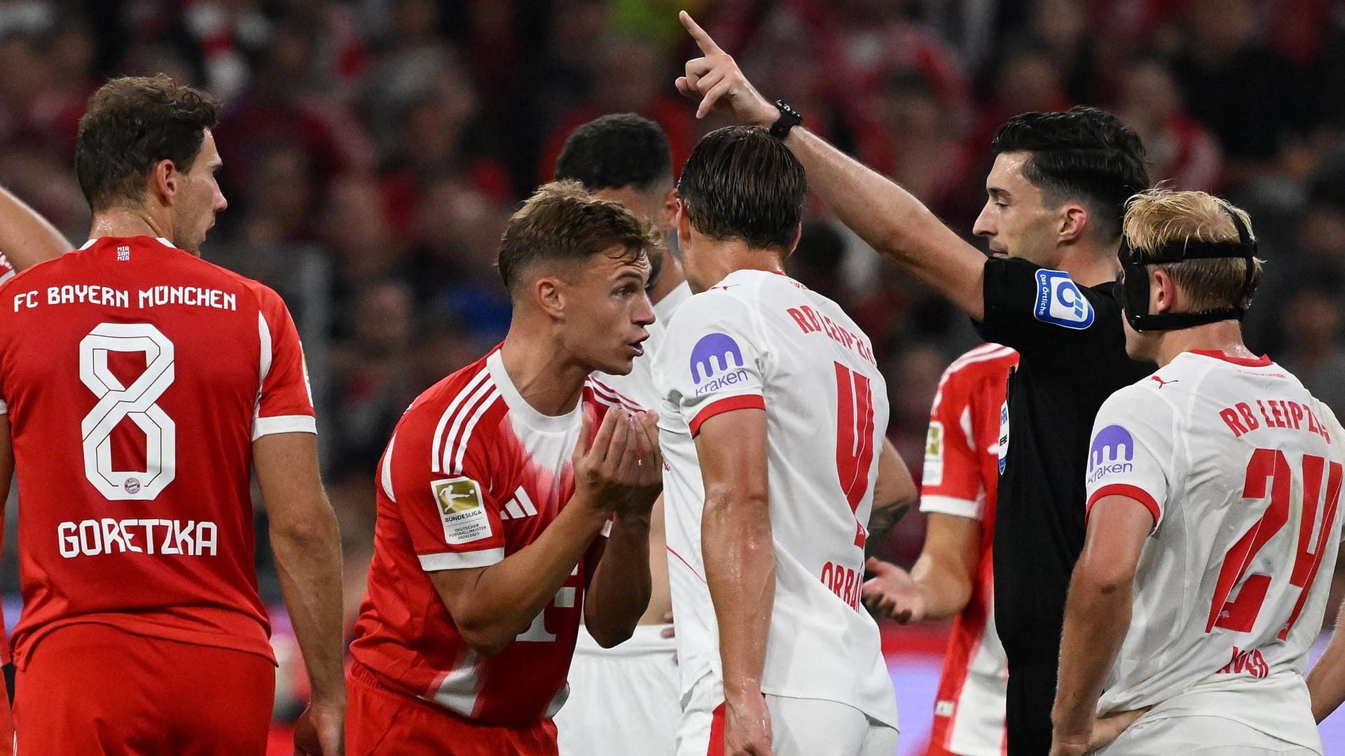 Joshua Kimmich (M.) discussed with referee Florian Badstübner (2nd VR): In the end, the Munich kept the zero.