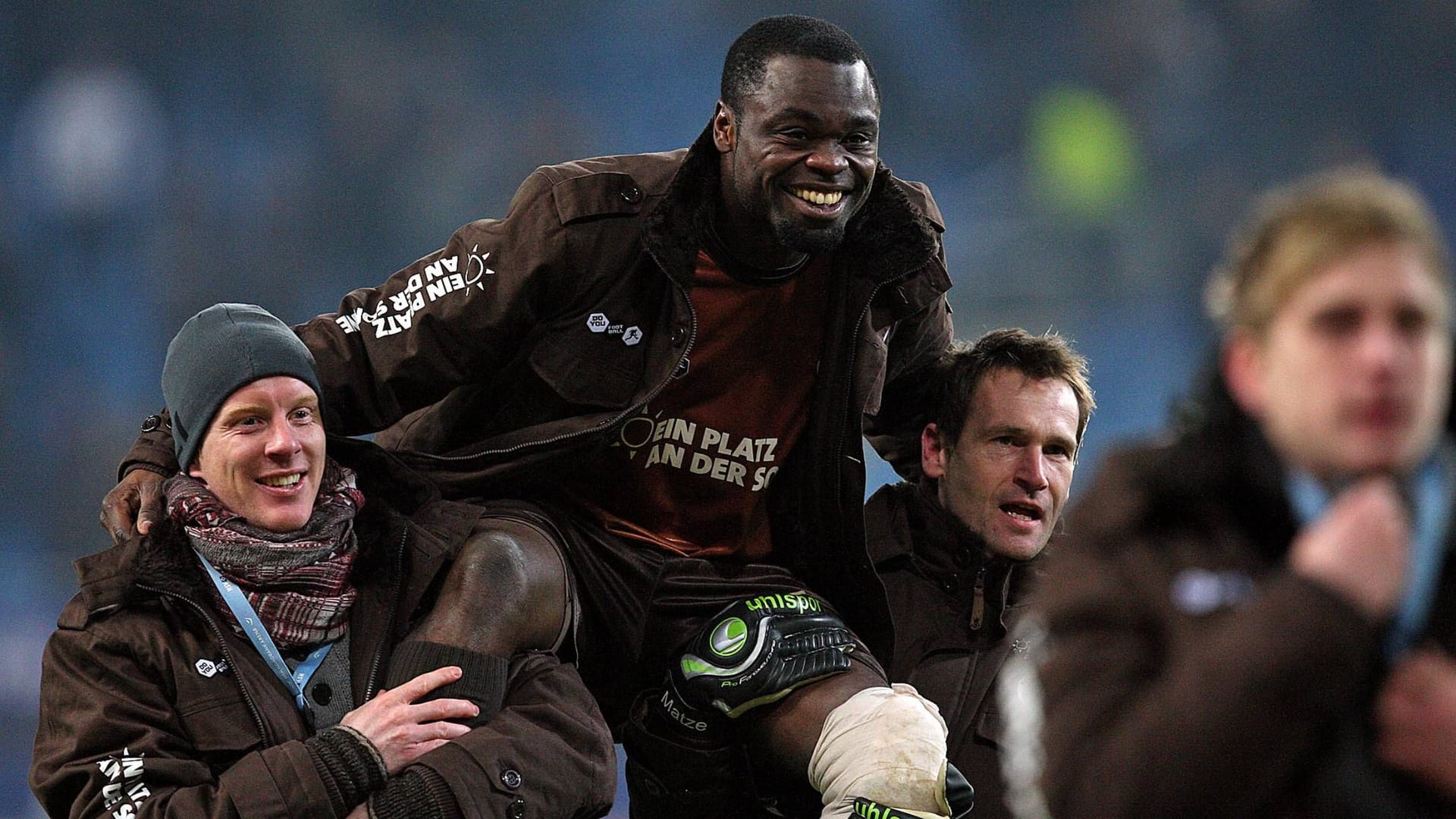 Timo Schultz (left) and Mathias Hain wear Gerald Asamoah on their shoulders (archive picture): 2011 wrote the striker Hamburg's derby history.