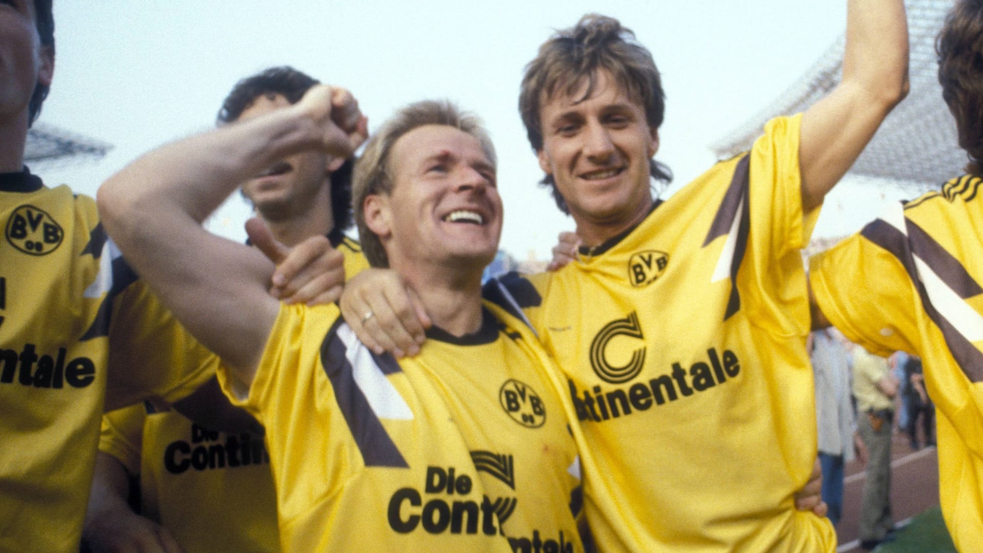 Frank Mill (right) arm in arm with Murdo Macleod: The former striker died on Tuesday morning.