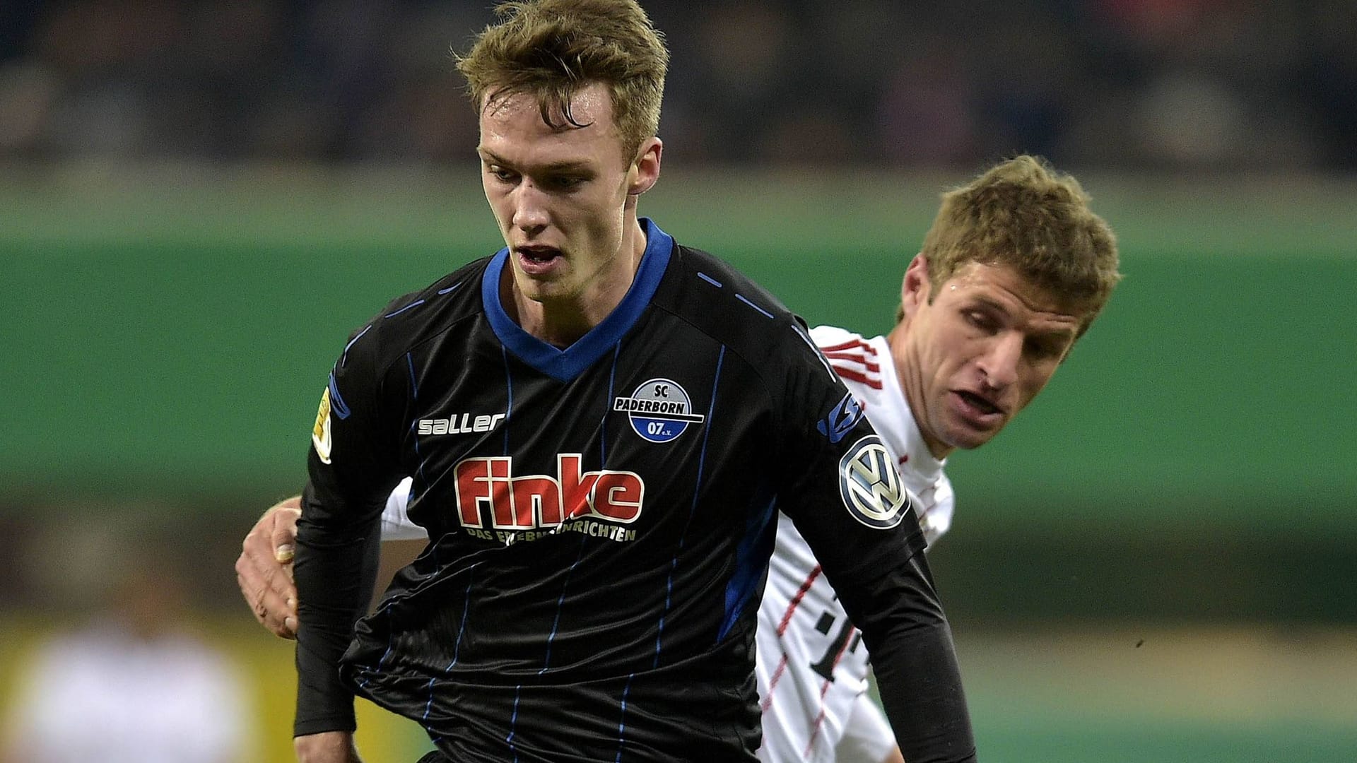 They used to kick against each other, together today (archive picture): ex-HSV captain Sebastian Schonlau (left) and world champion Thomas Müller.