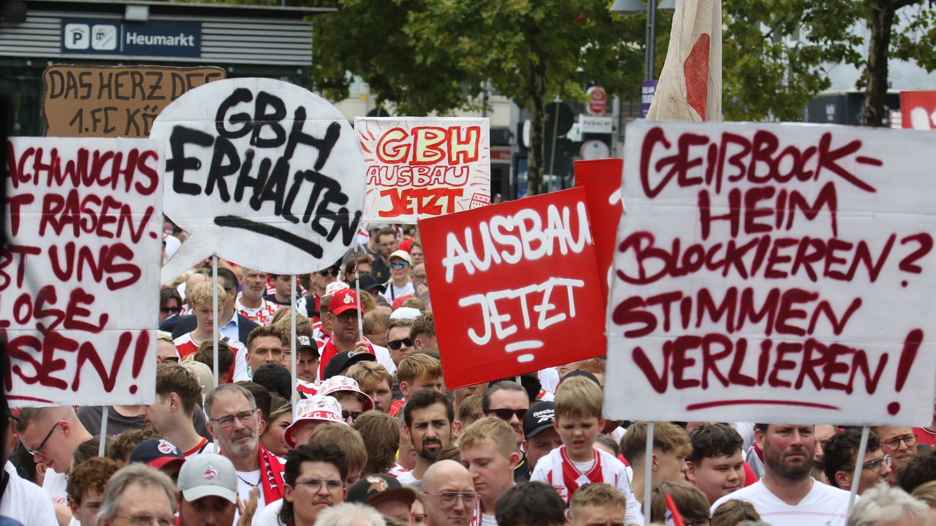 The Demonstration Pro Geißbockheim expansion on the Heumarkt on Sunday.