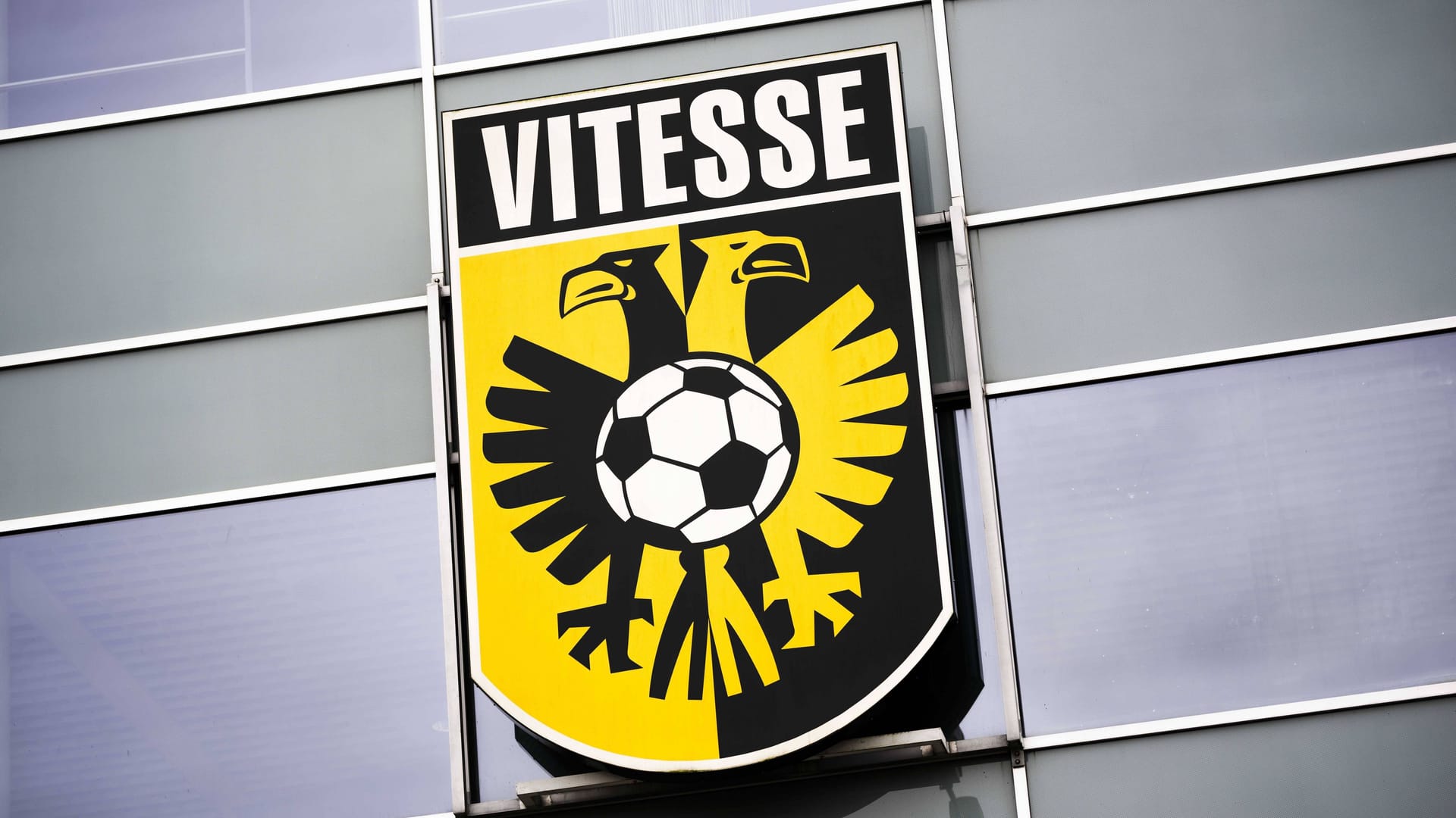 Logo by Vitesse Arnheim on the Gelrodome, the club's stadium: The future of the club is completely open.
