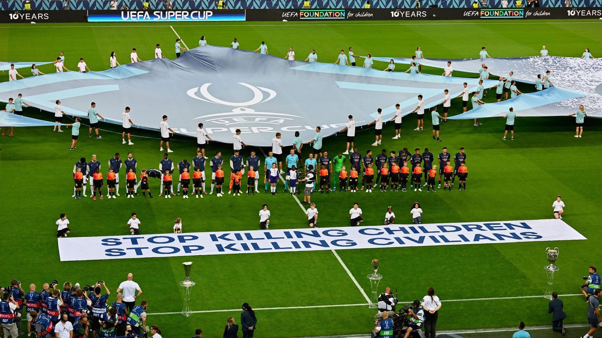 The teams stand behind the banner: the UEFA decided to become a political message.