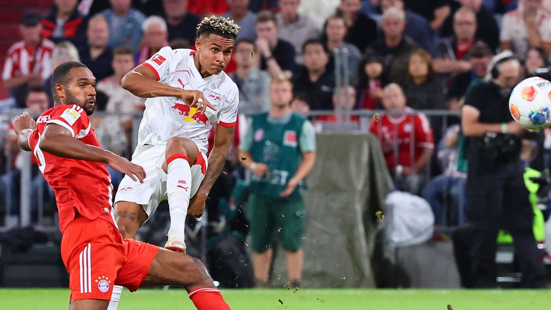Antonio Nusa (right) in a duel with Jonathan Tah: The Leipziger scored for the supposed 1: 4.