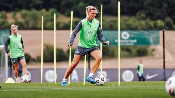 Alexandra Popp at VfL training on the ball