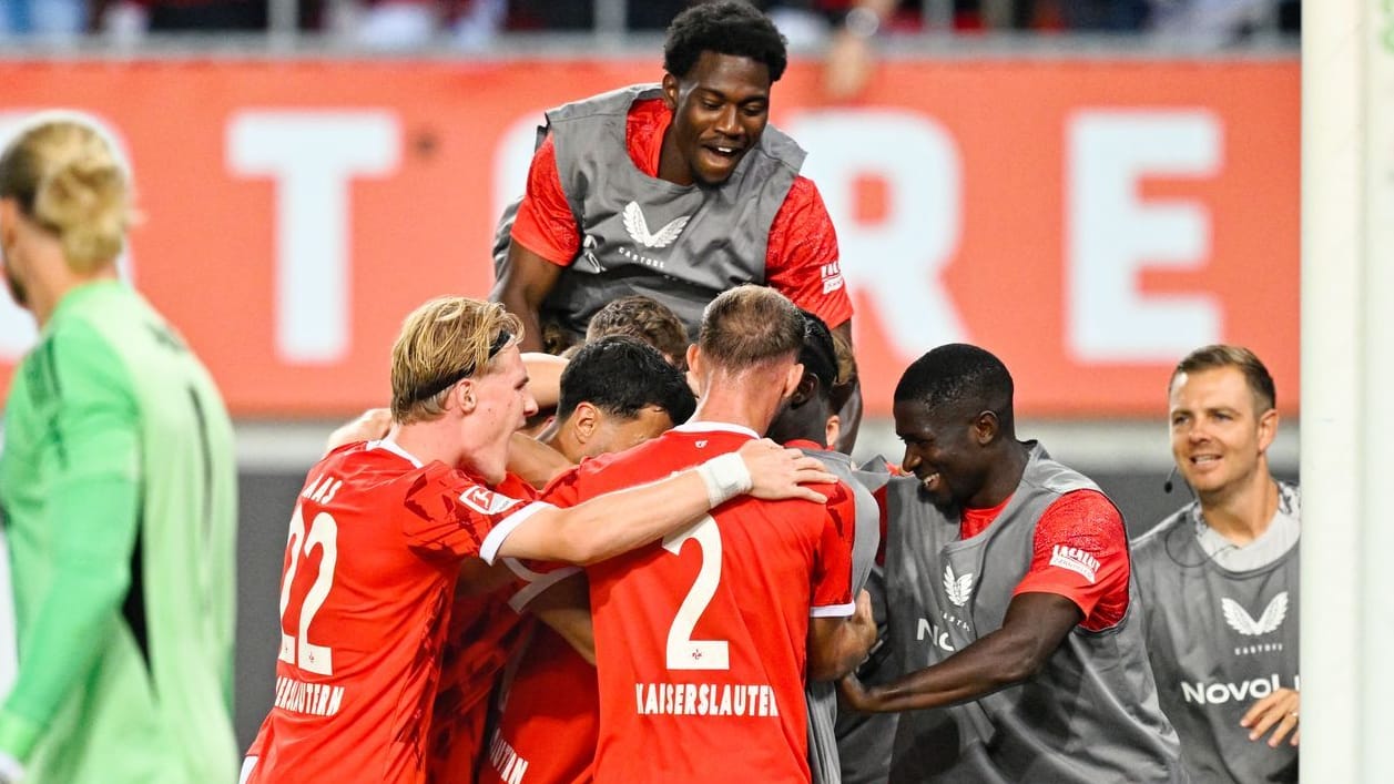 Cheers in the crash game: The Lauterer celebrate the 1-0 against Schalke.