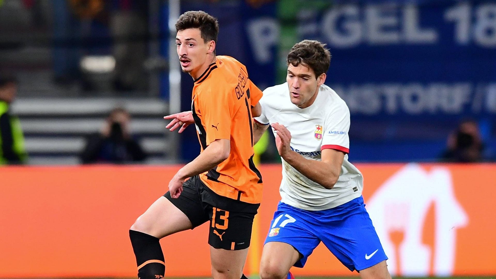 Giorgi Gocholeishvili (left) in a duel (archive picture): The right -back already knows Hamburg from his time at Shakhtar Donetsk.
