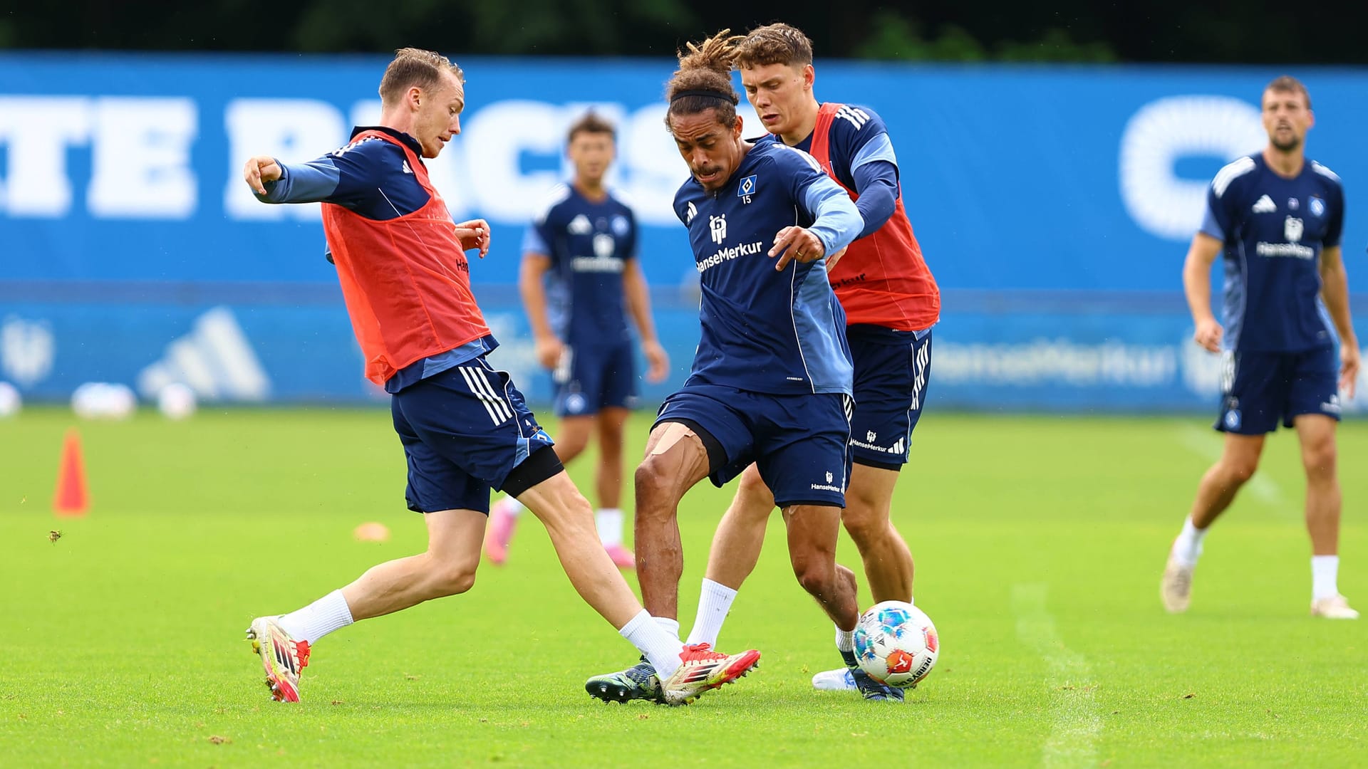Yussuf Poulsen (m.) Against Sebastian Schonlau (left) and Nicolai Remberg: The newcomer from Denmark is the new HSV captain.