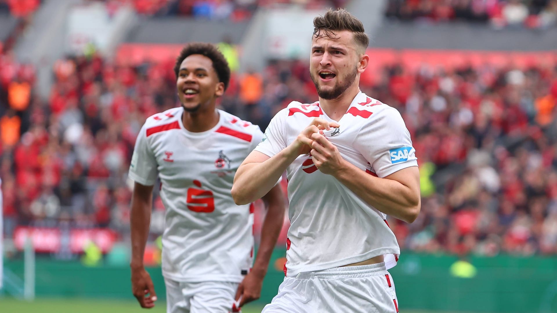 Luis Stapelmann (right) celebrates his goal to 5: 4 against Leverkusen: The U19 team has become German champion. Luis Stapelmann (right) celebrates his goal to 5: 4 against Leverkusen: The U19 team has become German champion.