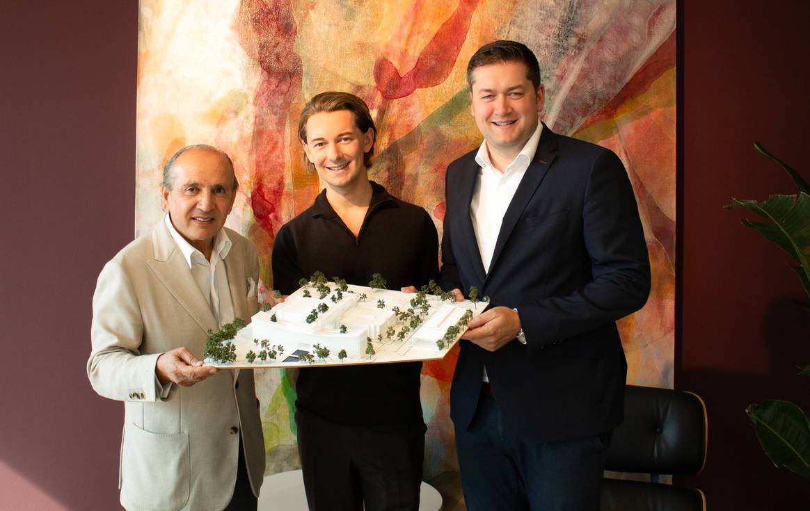From left to right: Architect Hadi Tehrani, New York CEO Jonas Gnauck and Braunschweig Mayor Thorsten Kornblum present a model of the new campus.