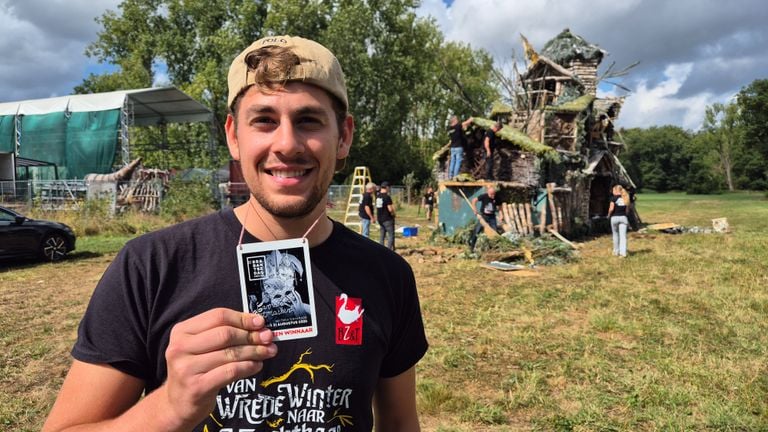 Sem van Ginneken proudly shows his victory card (photo: Collin Beijk).