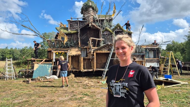 Karin Wanders during the demolition of the winning car (photo: Collin Beijk).
