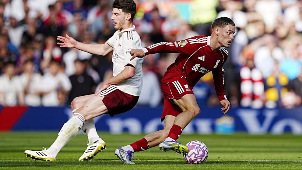 Liverpools zweitteuerster Einkauf Florian Wirtz (r./125 Mio. Euro) lässt beim 1:0 Arsenals Declan Rice (26) aussteigen