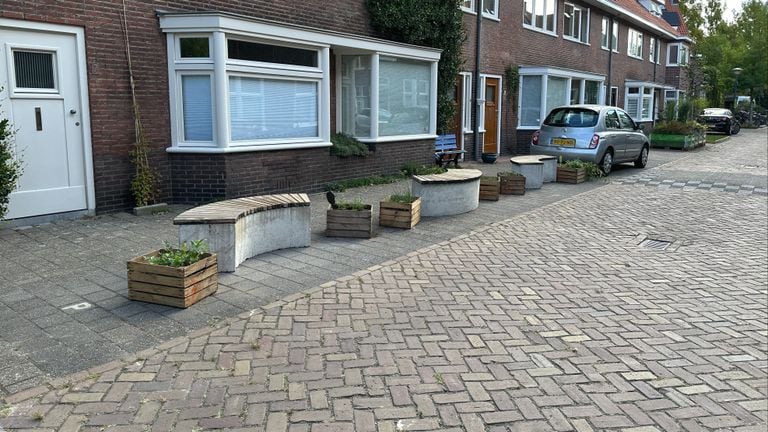 Benches instead of cars (photo: Rogier van Son). 