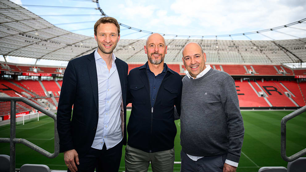 Am 26. Mai hatten Sportchef Rolfes (l.) und Klub-Boss Carro (r.) ten Hag als ihren neuen Trainer zum 1. Juli vorgestellt. Nach zwei Liga-Spielen war Schluss.