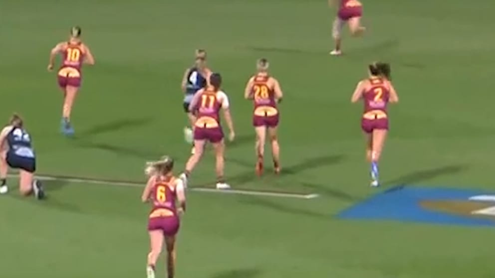 Australian Football: Spielerinnen überraschen mit „Maurer-Dekolletés“