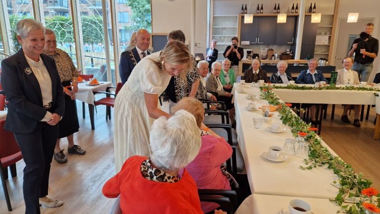 Sister Julia (in red) gets a hand from Queen Máxima (photo: Tom Berkers).