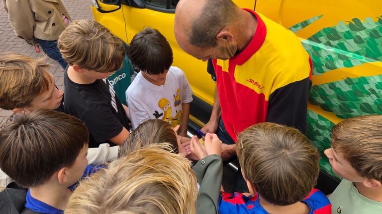 Parcel deliverer Genio handed out signatures (photo: Noël van Hooft).