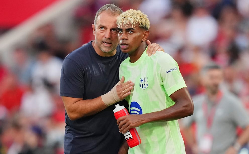 Barça-Trainer Hansi Flick (60) und sein Superstar Lamine Yamal (18)