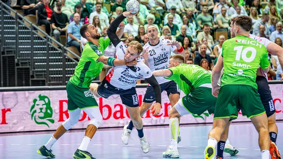 Flensburg's Simon Pytlick (2nd VL) when trying to throw against Wetzlar